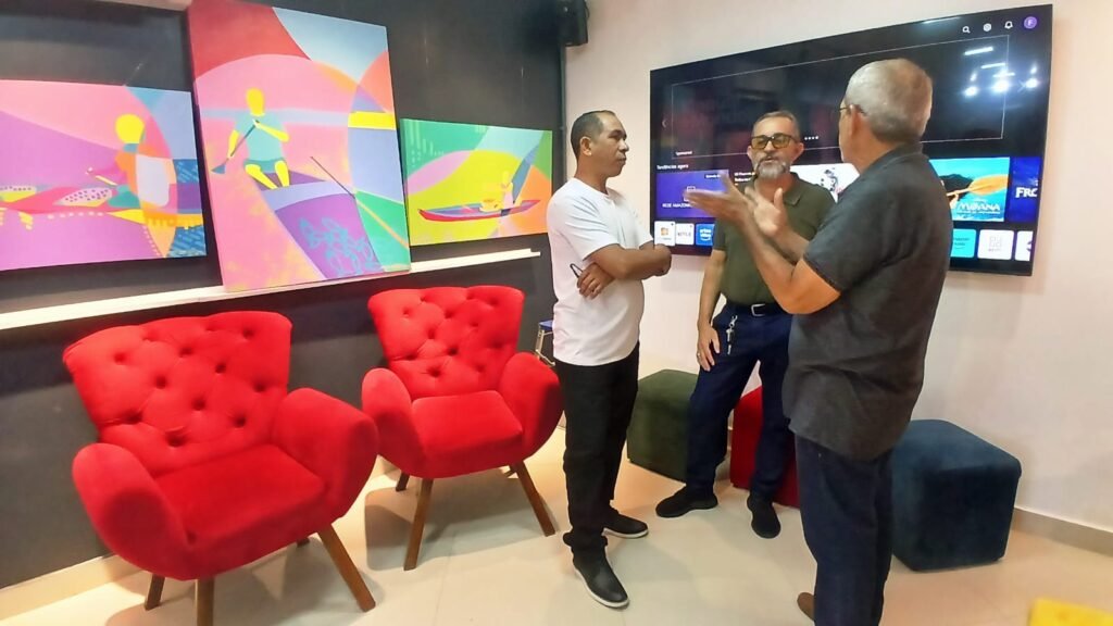 Imagem-do-WhatsApp-de-2025-07-10-as-13.24.58_76a86f69-1024x576 Exposição do artista plástico Jeriel Luz retrata, em pinturas a força dos estivadores e ribeirinhos na orla de Macapá.