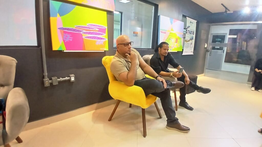 Imagem-do-WhatsApp-de-2025-07-10-as-13.24.59_7644e937-1024x576 Exposição do artista plástico Jeriel Luz retrata, em pinturas a força dos estivadores e ribeirinhos na orla de Macapá.