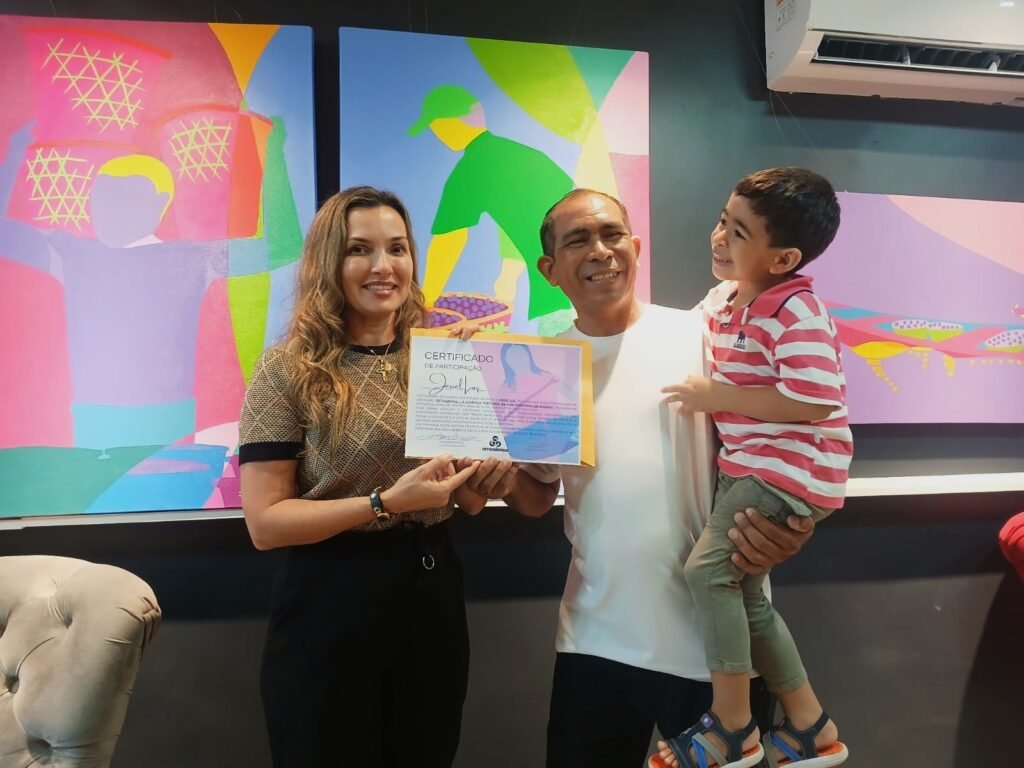 Imagem-do-WhatsApp-de-2025-07-10-as-13.36.59_0991d0c7-1024x768 Exposição do artista plástico Jeriel Luz retrata, em pinturas a força dos estivadores e ribeirinhos na orla de Macapá.