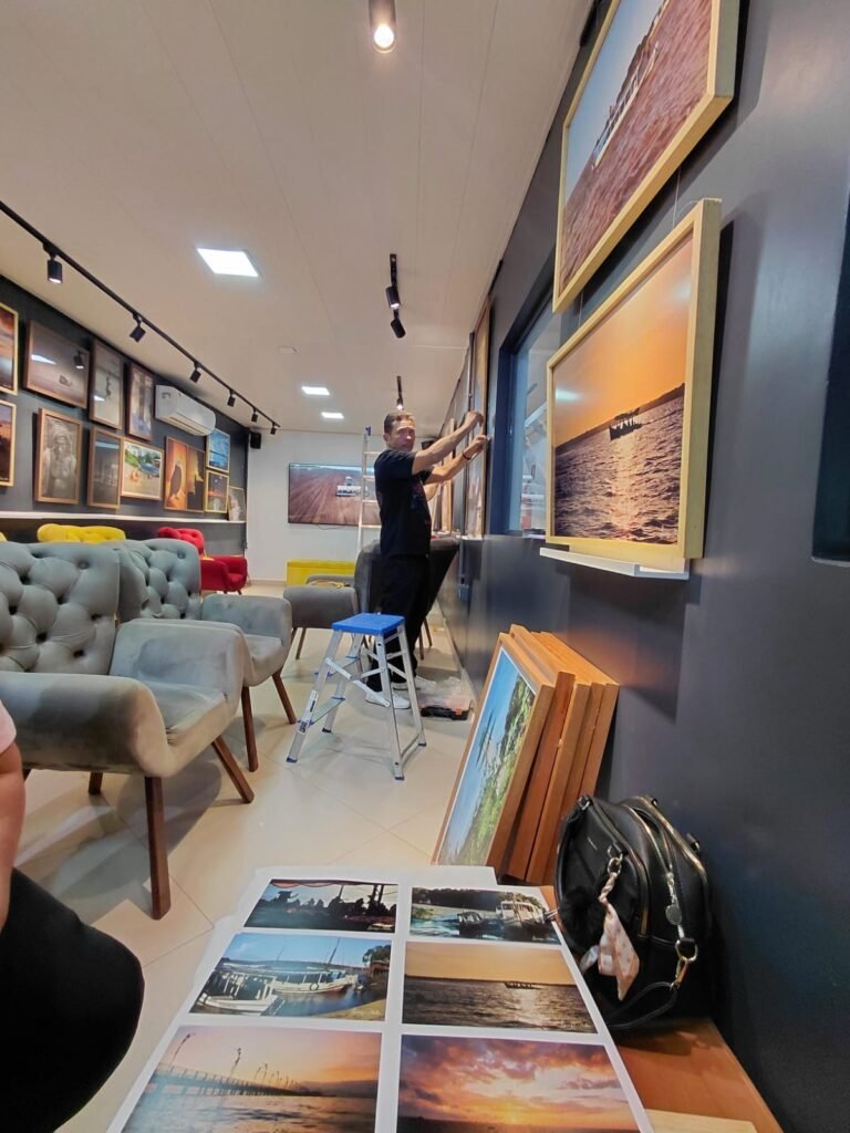 Imagem-do-WhatsApp-de-2025-08-08-as-16.24.57_512541f3-768x1024 EXPOSIÇÃO “INVISÍVEIS AO OLHAR COMUM”