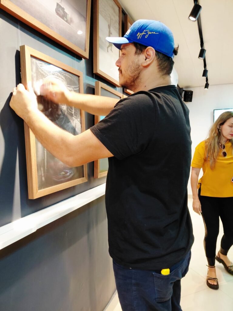 Imagem-do-WhatsApp-de-2025-08-08-as-16.24.58_190f2eb5-768x1024 EXPOSIÇÃO “INVISÍVEIS AO OLHAR COMUM”