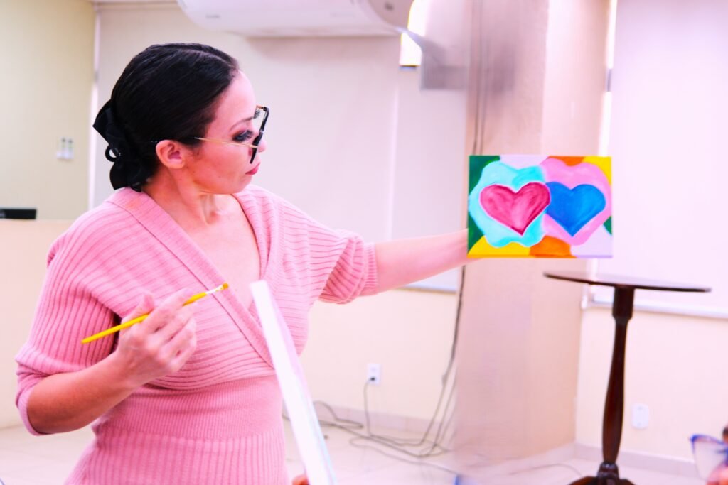 TINA-E-SUA-OBRA-1024x683 OUTUBRO ROSA INSPIRA ARTE, AUTOCUIDADO E PREVENÇÃO NO AMAPÁ