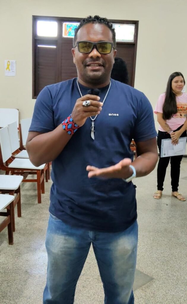 WhatsApp-Image-2025-11-12-at-16.37.29.jpegugug-630x1024 Cantando Marabaixo nas Escolas celebra o Mês da Consciência Negra com palestra na Escola Estadual Antônio João